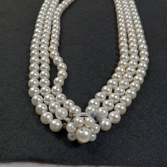 Vintage Japan Three Strand Graduated Faux Pearl Necklace Cottagecore Grandmacore - Picture 4 of 9